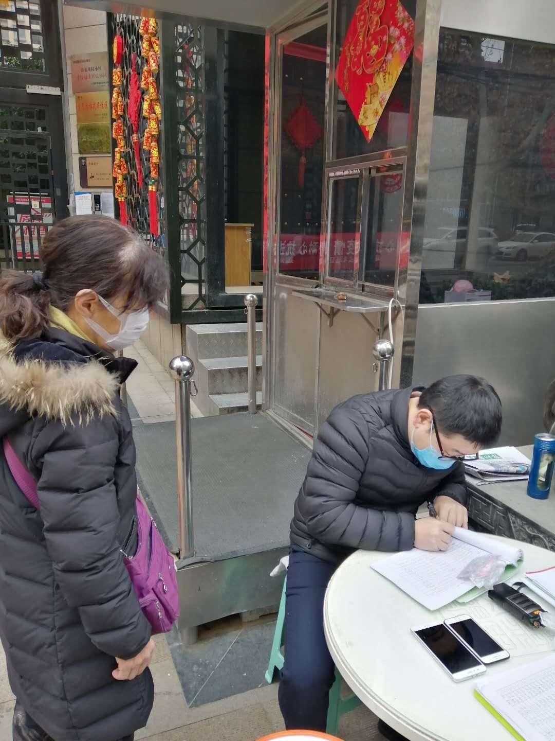 关于小区志愿者身上写“不是物业”的信息 关于小区志愿者身上写“不是物业”的信息